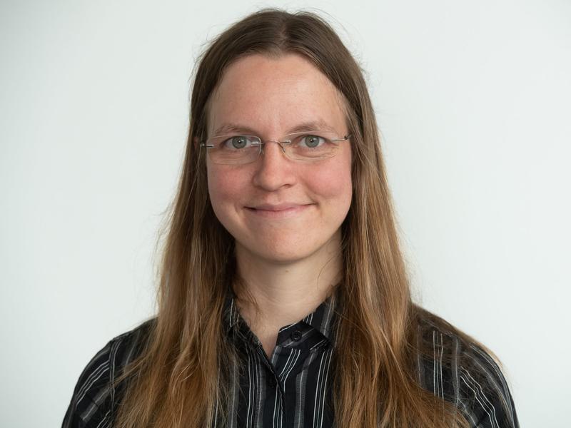 Prof. Lisa Sauermann ist Inhaberin eines renommierten Hausdorff Chairs am Exzellenzcluster Hausdorff Center for Mathematics (HCM) der Universität Bonn. 