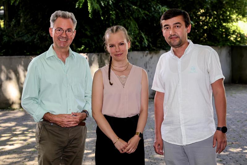 Prof. Götz S. Uhrig, Katrin Bolsmann und Dr. Asliddin Khudoyberdiev (v.l.n.r.) von der Fakultät Physik der TU Dortmund haben ihre Erkenntnisse in PRX Quantum publiziert. 