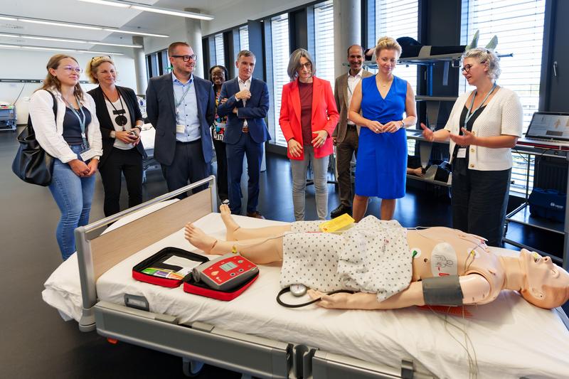 Ministerin Ina Brandes (2.v.r.) im pflegewissenschaftlichen Skills-Lab. 