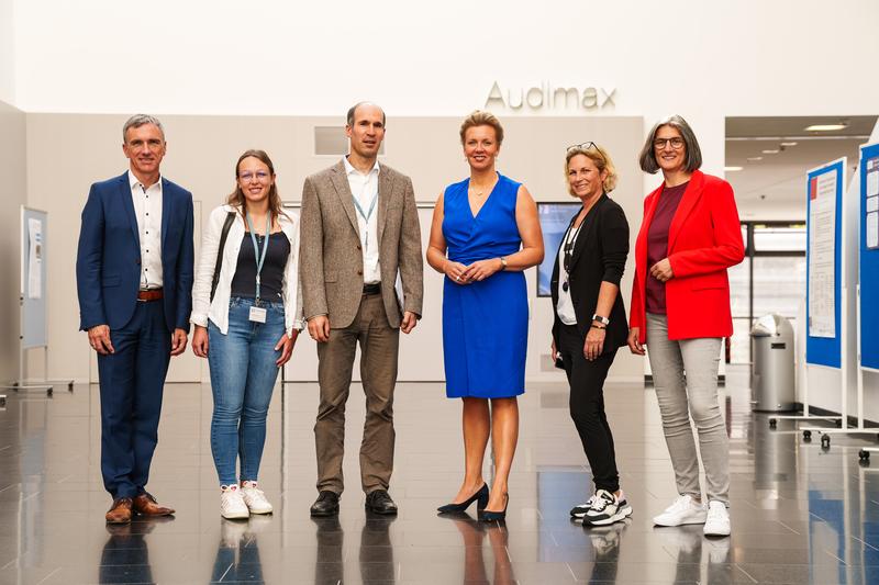Prof. Dr. Sven Dieterich, Josephine Hatting, Prof. Dr. Christian Thiel, Ministerin Ina Brandes, Prof.in Dr.in Eike Quilling und Annette Pietsch (v.l.) 