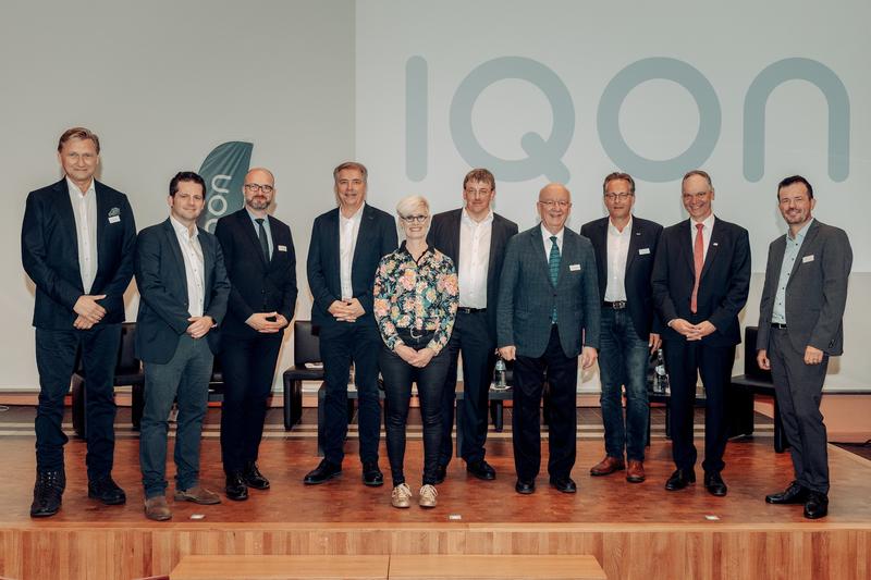 Zur virtuellen Grundsteinlegung trafen sich u.a. OFFIS-Vorstand Prof. Dr. Sebastian Lehnhoff (2.v.l.), Universitätspräsident Prof. Dr. Ralph Bruder (2.v.r.), Prof. Dr.-Ing. Anke Kaysser-Pyzalla (DLR) und Prof. Dr. Dr. Wolfgang Wahlster (DFKI, 4.v.r.).
