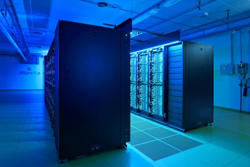 HoreKa, der aktuelle Hochleistungsrechner des KIT, bringt es auf 17 PetaFLOPS. Das entspricht der Leistung von 21 Millionen Anlagen des 1983 angeschafften ersten Supercomputers vom Typ Cyber 205. (Foto: Amadeus Bramsiepe, KIT)