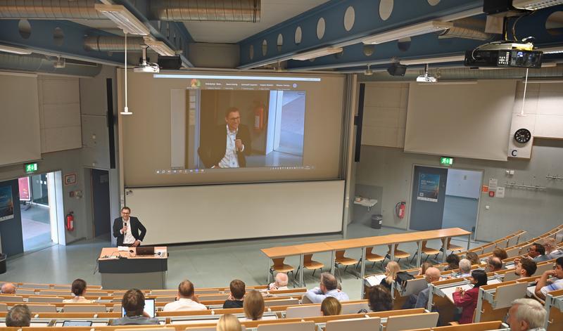 Prof. Dr. Stephan Weyers, Prorektor für Lehre und Studium an der FH Dortmund, hat die IEEE-Konferenz an der FH eröffnet. An drei Konferenztagen begrüßte die FH Dortmund 200 internationale Gäste vor Ort sowie in den virtuellen Konferenzräumen.