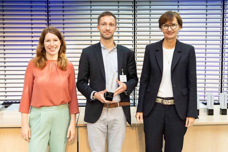 Dr. Anna Christmann (l.) und Bettina Stark-Watzinger (r.) mit Preisträger Prof. Jan-Paul Lüdtke. 