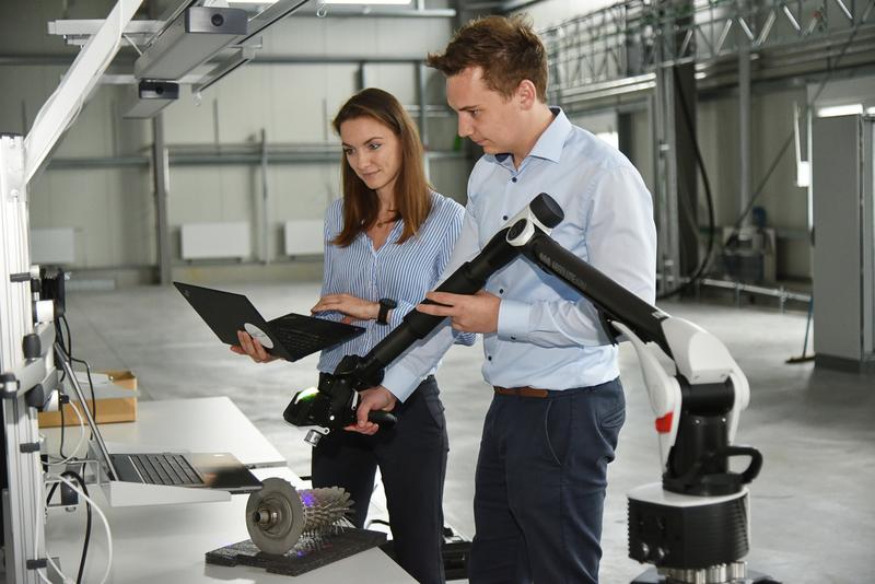 Dr.-Ing. Beatrice Rich und Hendrik Hamman vom Projekt taf in der chesco Forschungsfabrik.