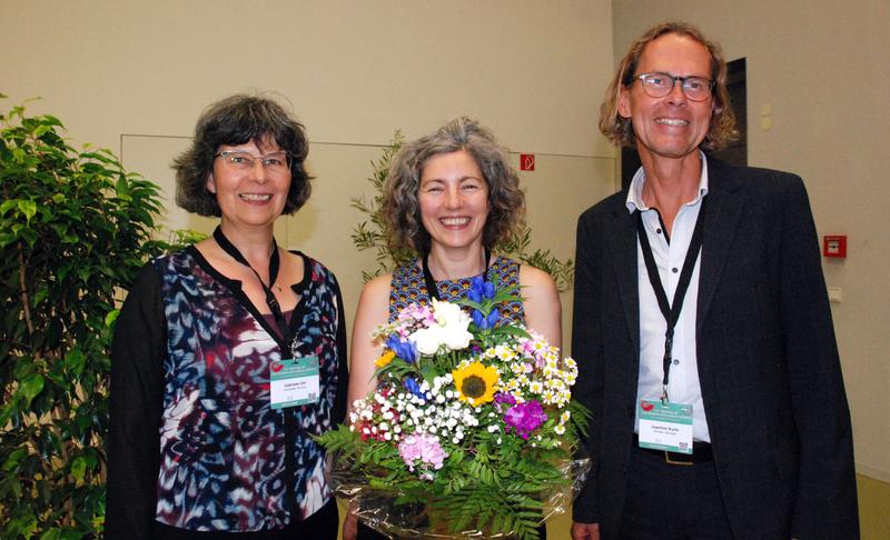 Die Preisträgerin des Walther-Arndt-Forschungspreis 2023: Sophie Armitage (PhD) in der Mitte. Mit im Bild: DZG-Präsidentin Prof. Dr. Gabriele Uhl und Laudator Prof. Dr. Joachim Kurtz