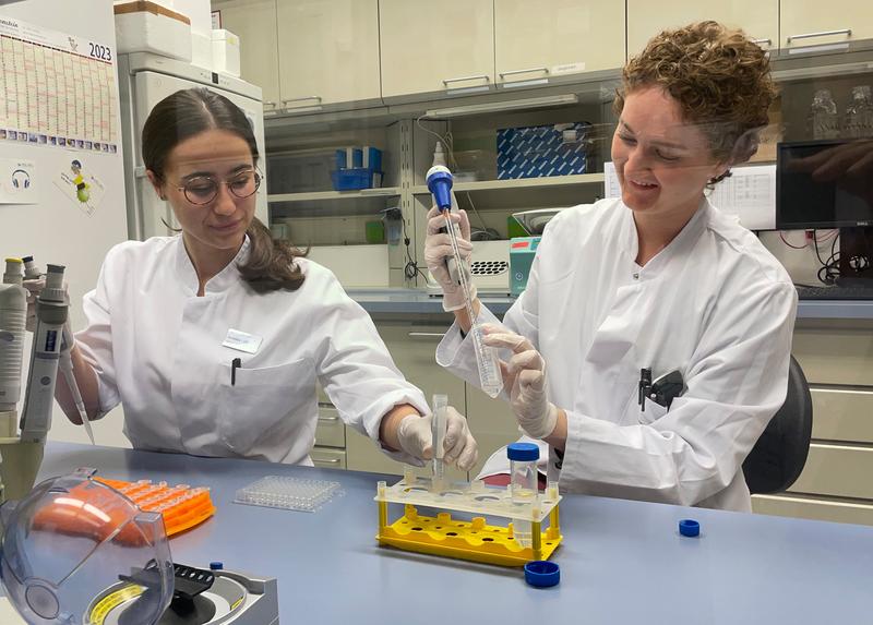 Salomea Löffl (links) und Morgane Paternoster bei der Probenanalyse im Labor