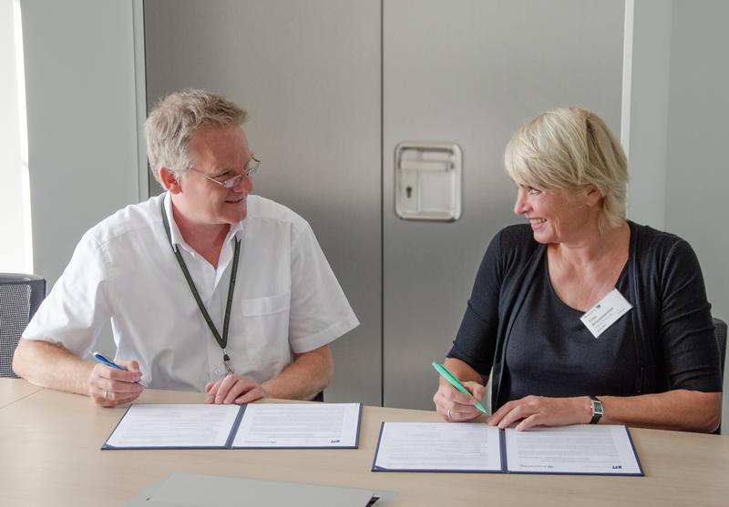 Der Institutsleiter Prof. Martin Schneider-Ramelow und die Schulleiterin Heike Briesemeister unterschreiben den Kooperationsvertrag und freuen sich auf die gemeinsamen Vorhaben im Sinne der Schüler*innen. 