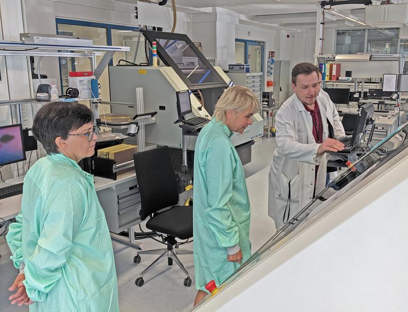 After the successful signing of the contract, the head of the school, the head of the department Christina Mix and the physics teacher Michael Bierwirth are guided through some of our laboratories by our trainer in microtechnology Sven Schmidt. 