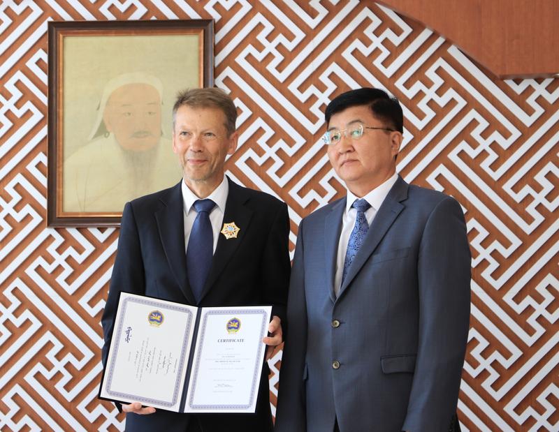 Prof. Dr. Dr. h.c. Jan Bemmann (links) mit dem Polarstern am Revers und der Urkunde. Rechts Staatssekretär M. Batgerel im Ministerium für Erziehung und Wissenschaft der Mongolei in der Hauptstadt Ulaanbaatar. 