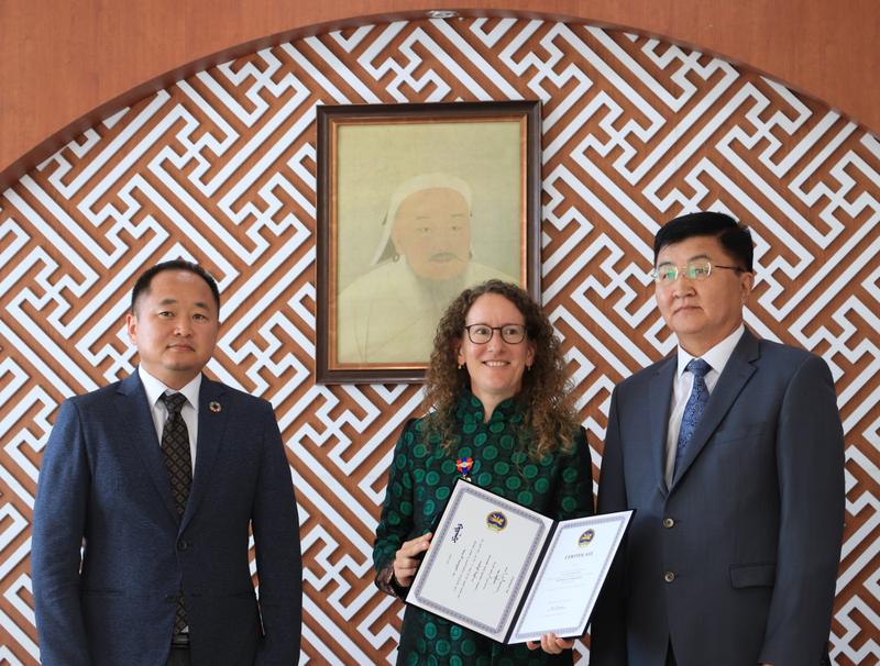 Dr. Susanne Reichert erhält im Ministerium für Erziehung und Wissenschaft der Mongolei in der Hauptstadt Ulaanbaatar die Freundschaftsmedaille. 