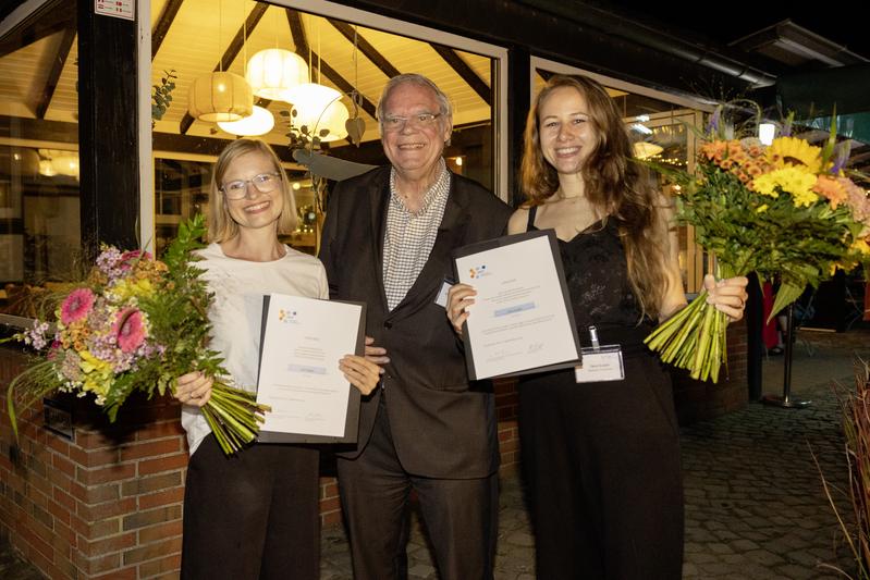 Auf dem Foto (v.l.): UTP Preisträgerin Julia Mergner, Professor Dr. Ulrich Teichler und GfHf-Preisträgerin Clara Gutjahr.