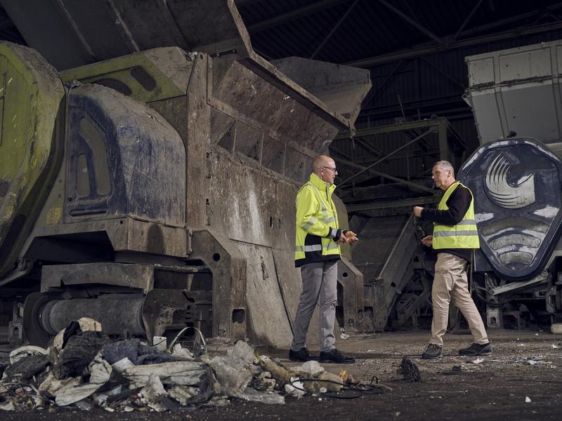 Für die Umwandlung der Deponie zur „Smart Recycling Factory“ suchen Henning Schreiber und die KAVG (links) nach wissenschaftlichen Partnern. Johannes Weinig vom Fachbereich Minden der HSBI und andere Forschende stellten ihre Ideen zum Projekt vor. 