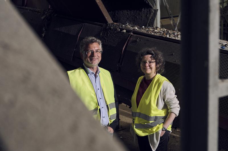 Professor Christian Schröder (links) und Heike Wulf von der HSBI zeigten beim Besuch auf der Pohlschen Heide Anschlussmöglichkeiten für ihre aktuellen Projekte Digitaler Produktpass und InCams@BI auf. 