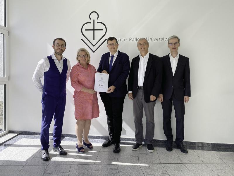 Prof. Dr. Julia Sander, Geschäftsführerin der Vinzenz Pallotti University (2.v.l.) und Prof. Dr. Stefan Wehner, Präsident der Universität Koblenz (3.v.l.) mit dem unterzeichneten Rahmenkooperationsvertrag.