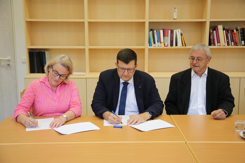 Prof. Dr. Julia Sander, Geschäftsführerin der Vinzenz Pallotti University, Prof. Dr. Stefan Wehner, Präsident der Universität Koblenz und P. Helmut Scharler SAC, Pallottinischer Delegat der Vinzenz Pallotti University, bei der Vertragsunterzeichnung