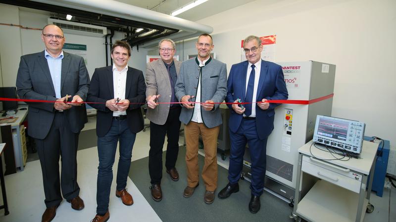 Markus Boll (left), Volker Fabiunke (2nd from left) with Markus Boll (M.) handed over the device to Prof. Dr. Ulrich Heinkel (2nd from right) in the presence of Prof. Dr. Uwe Götze, Vice President for Transfer and Academic Qualification at TUC (right).