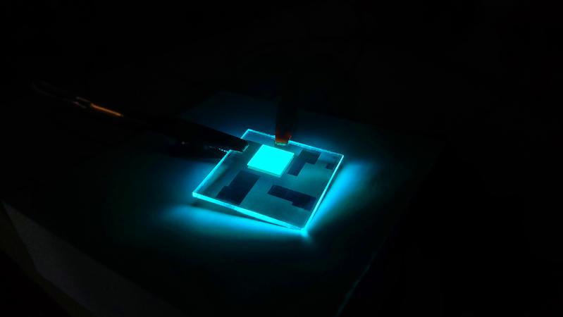 In the future, a new material concept could make blue organic light-emitting diodes possible that consist of only one layer and are thus easier to manufacture.