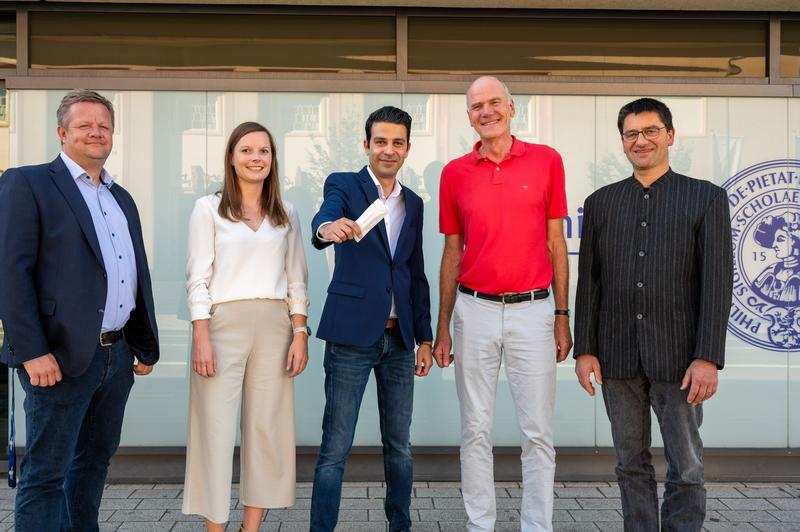 Von links: Uni-Vizepräsident Professor Dr. Gert Bange, Vanessa Kuhl von der Transferabteilung de Uni, Dr. Rouzbeh Mahdavi (mit Schnelltest) und Professor Dr. Ulrich Steinhoff aus dem Marburger Fachbereich Medizin sowie Dr. Thomas Widmann von TransMIT.