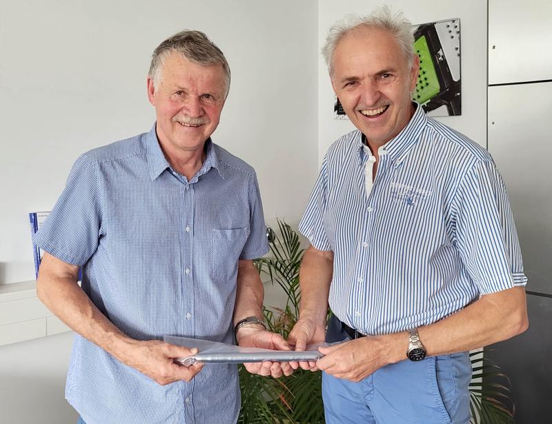 Dr. Nikolay Abrosimov (IKZ) und Dr. Karl Eberl (Eigentümer der Firma Dr. Eberl MBE-Komponenten GmbH) bei der Übergabe des isotopenreinen und von Fremdstoffen befreiten 28Si Kristalls.