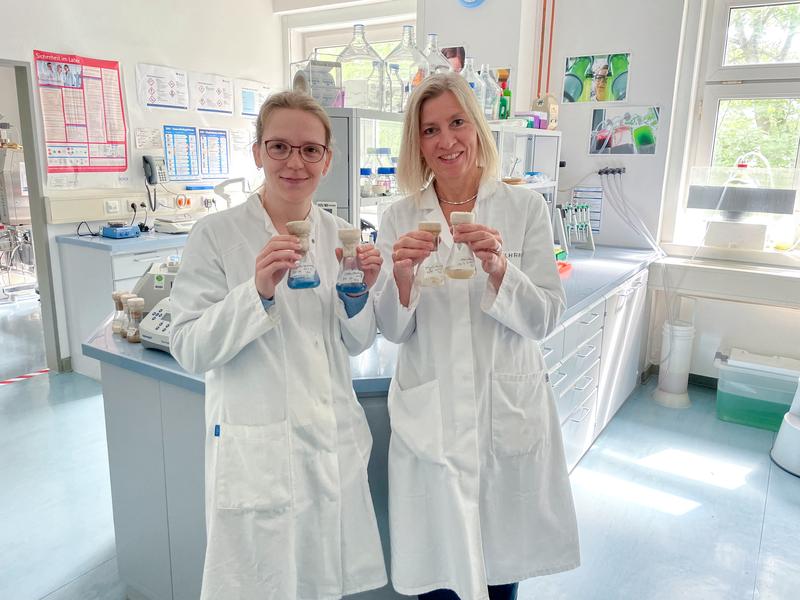 Das Forschungsteam von Cell2Cell (von links): Diana Austen und Prof. Dr. Elke Wilharm.