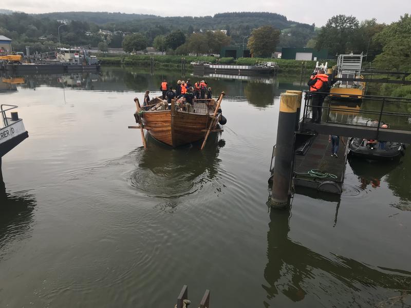 Die Reise nach Cannes beginnt: In der Morgendämmerung wurde in Trier abgelegt. Am Tagesziel Dillingen wartet ein Schwertransporter auf die „Bissula“, der sie an die französische Küste bringt.