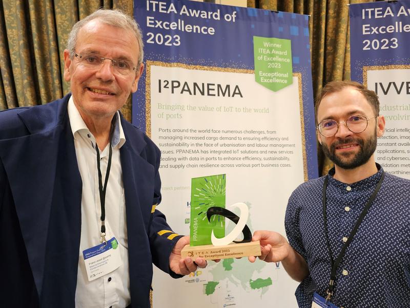 Benjamin Rother (re.), Institut für Angewandte Mikroelektronik und Datentechnik der Universität Rostock sowie Franz-Josef Stewing von der Firma Materna – beide im Projekt I2PANEMA beschäftigt – nahmen den ITEA „Award of Excellence“ entgegen.