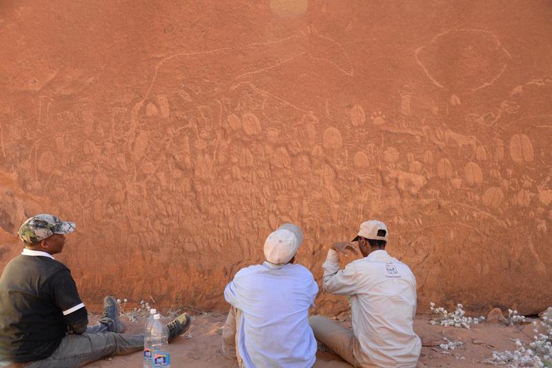 Die erfahrenen Fährtenleser Tsamgao Ciqae, /Ui Kxunta und Thui Thao (v.l.) untersuchten steinzeitliche Darstellungen von menschlichen Fußabdrücken und Tierspuren in den Doro !nawas Bergen, Namibia.