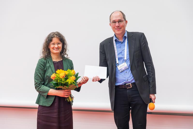 Verleihung des Hanno-und-Ruth-Roelin-Preises 2023 auf der Jahrestagung der Astronomischen Gesellschaft an der TU Berlin am 12. September 2023 an Felicitas Mokler (links) durch Markus Pössel vom Max-Planck-Institut für Astronomie (rechts).