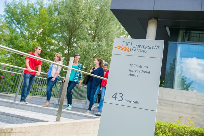 Studierende vor dem IT-Zentrum der Universität Passau, wo viele Panels der Fachgruppen-Jahrestagung stattfinden werden.