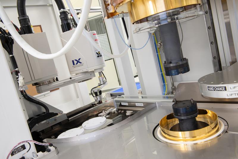 Die neue Glaspresse ermöglicht die automatisierte Fertigung hochpräziser optischer Glaskomponenten.