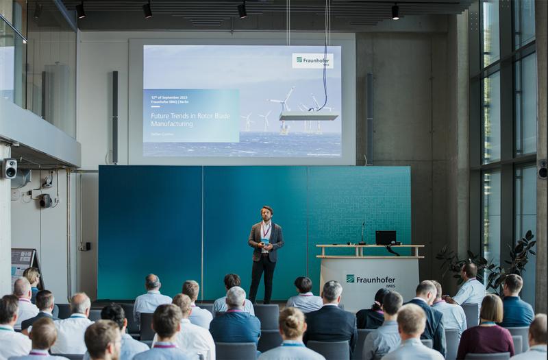 Dr.-Ing. Steffen Czichon, Fraunhofer IWES, eröffnet die »Future Trends in Rotor Blade Manufacturing« Konferenz im Fraunhofer ENIQ in Berlin.