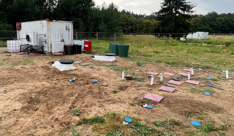 Auf dem Testfeld "TestUM" in Wittstock, Brandenburg, läuft das neuartige geologische Eis-Wärme-Speichersystem im Pilotbetrieb. Im Container befinden sich die Anlagensteuerung samt Wärmepumpen. Die Erdwärmesonden sind im Untergrund "versteckt". 