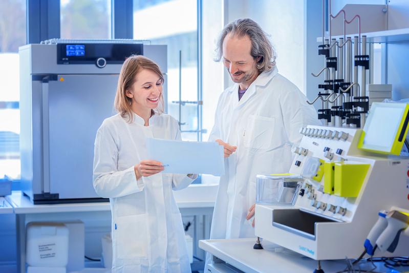Dr. Claudia Arndt und Dr. Frederick Faßlrinner forschen gemeinsam im Dresdner Mildred-Scheel-Nachwuchszentrum (MSNZ) an der CAR-T-Zelltherapie für Blutkrebs-Erkrankungen.