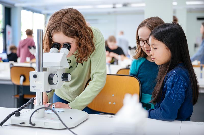 Kinder von acht bis zwölf Jahren können beim Maus-Türen-auf-Tag an der Universität des Saarlandes Spannendes aus der Welt der Wissenschaft und Forschung entdecken.