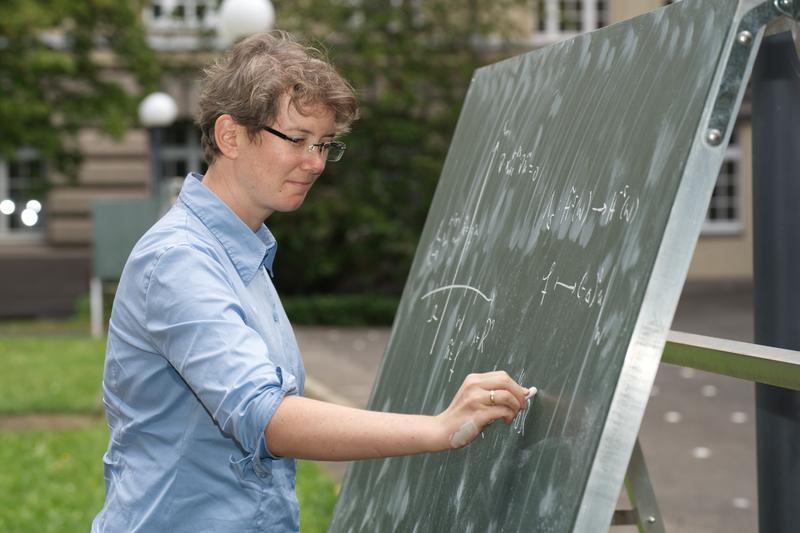 Die Mathematikerin Prof. Dr. Angkana Rüland vom Exzellenzcluster Hausdorff Center for Mathematics (HCM) der Universität Bonn erhält einen New Horizons Prize in Mathematics. 