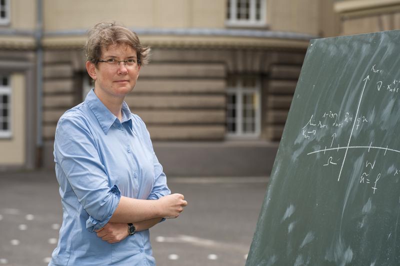 Die Mathematikerin Prof. Dr. Angkana Rüland vom Exzellenzcluster Hausdorff Center for Mathematics (HCM) der Universität Bonn erhält einen New Horizons Prize in Mathematics. 