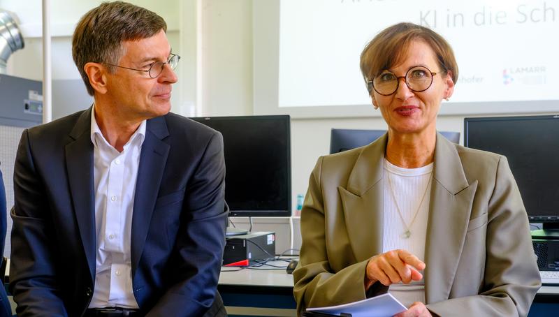 Bettina Stark-Watzinger, Bundesministerin für Bildung und Forschung, ist Schirmherrin des Bildungsprojekts AI4Schools. Die Urkunde überreichte ihr Prof. Dr. Stefan Wrobel, Institutsleiter des Fraunhofer IAIS und Co-Direktor des Lamarr-Instituts.  