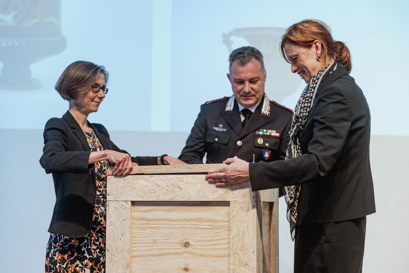 Die letzte Versandkiste für den Transport nach Italien wurde symbolisch von CAU-Präsidentin Professorin Simone Fulda, Oberstleutnant Paolo Salvatori der italienischen „Tutela Patrimonio Culturale" und Kulturministerin Karin Prien ver-schlossen. 