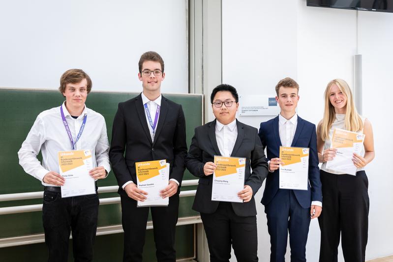 Die fünf besten jungen Informatik-Talente aus ganz Deutschland : Philip Gilde, Raphael Gaedtke, Chuyang Wang, Finn Rudolph und Selma Hübner (v.l.n.r.) konnten beim Finale des Bundeswettbewerbs Informatik am KIT überzeugen. (Foto: Sandra Göttisheim, KIT)