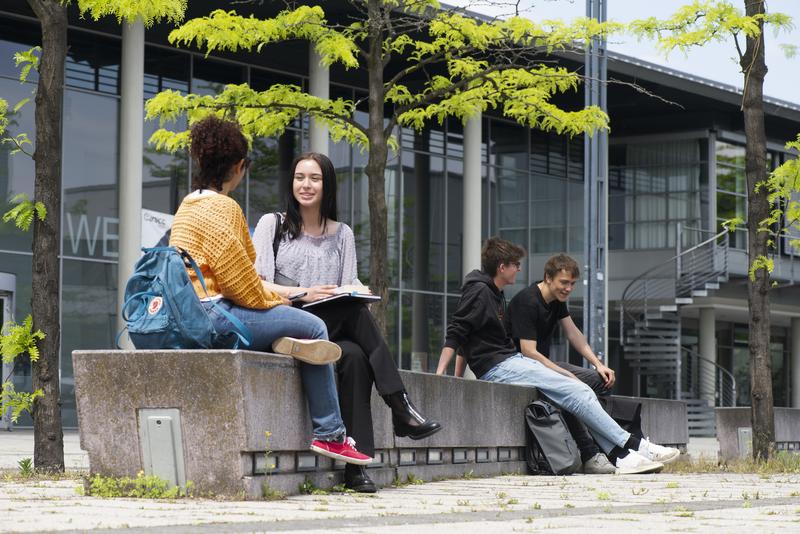 BTU-Studierende auf dem Campus. 