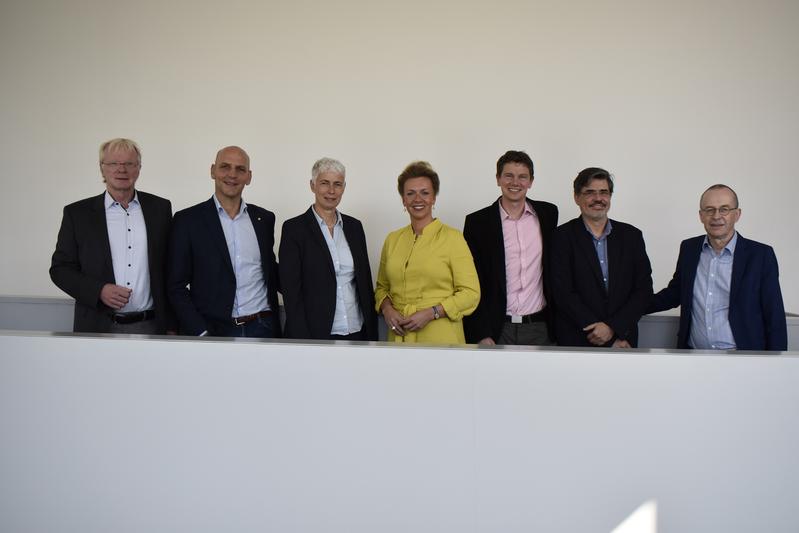 Freuen sich über den interessanten Austausch mit Ministerin Ina Brandes (Mitte): Prof. Ferdi Schüth (von links), Prof. Benjamin List, Dr. Verena Schultz-Coulon, Prof. Tobias Ritter, Prof. Frank Neese und Prof. Alois Fürstner vom MPI für Kohlenforschung.