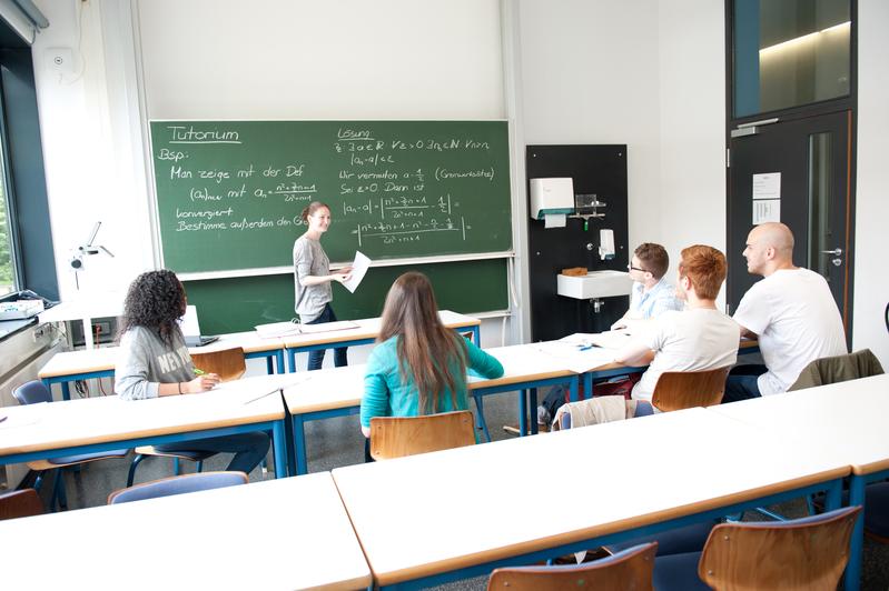  Studierende werden an der Uni Ulm verschiedene Lehrangebote gemacht, wie hier ein Tutorium 