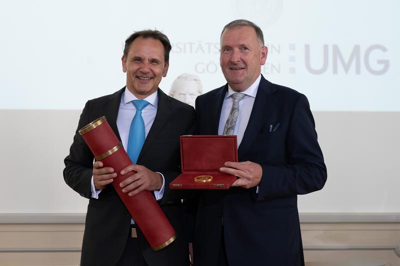 Übergabe der Jacob-Henle-Medaille durch Prof. Dr. Jürgen Wienands, Forschungsdekan der Medizinischen Fakultät an der UMG, und Preisträger, Prof. Dr. Markus W. Büchler (v.l.). 