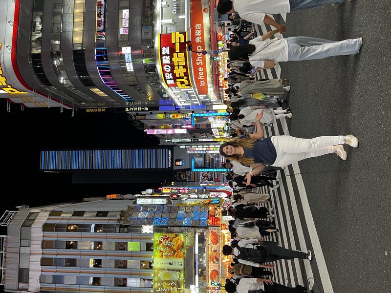 1.	Tokio bei Nacht: Die Coburger Studentin Marie Stengel im Stadtteil Shinjuku. 