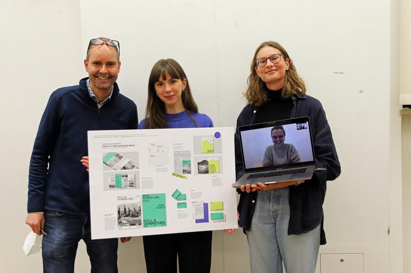 Ann-Kathrin Häupl (rechts), Anja Seemüller (online zugeschaltet) und Lena Wolf (2. v. r.) mit Prof. Stefan Bufler: Das Team konnte bei der Abschlusspräsentation die Jury mit seinem Konzept „History Layer by Layer“ überzeugen.