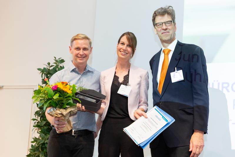 Stephanie Pfänder, Trägerin des diesjährigen Jürgen Wehland-Preises, mit Klemens Rottner (l.), Vorsitzender des Fördervereins des HZI, und Christian Scherf, Administrativer Geschäftsführer des HZI