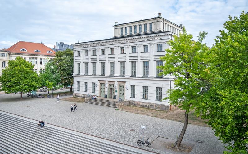 Die öffentliche Veranstaltung findet am 28. September ab 18:30 Uhr im historischen Löwengebäude auf dem Universitätsplatz statt.