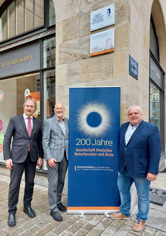 Enthüllung der Gedenktafel 200 Jahre GDNÄ am Gründungsort Grimmaische Straße in Leipzig 