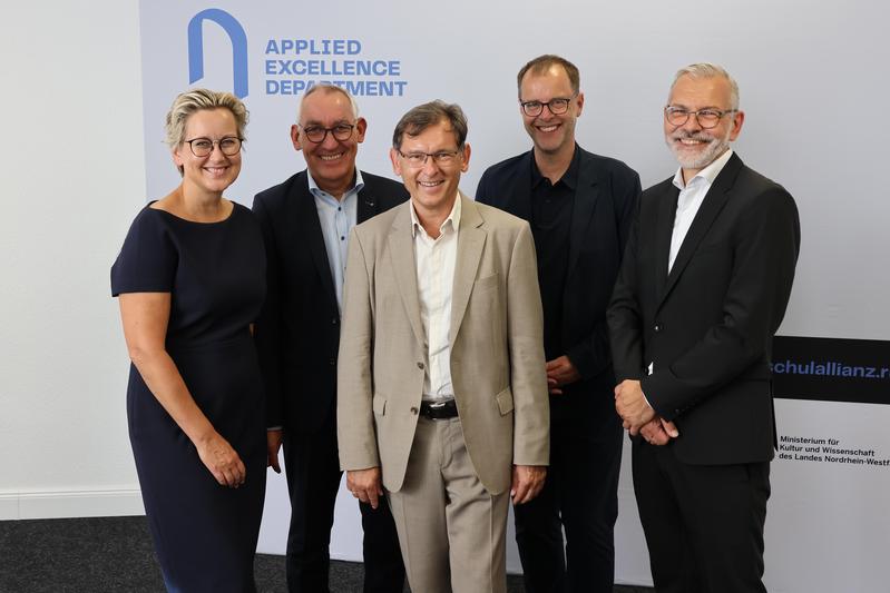 Prof. Tamara Appel, FH Dortmund, Heinrich Böckelühr, Regierungspräsident der Bezirksregierung Arnsberg, Hernes OB Frank Dudda, Prof. Bernd Kriegesmann von der Westfälischen Hochschule und Prof. Andreas Wytzisk-Arens, Hochschule Bochum.